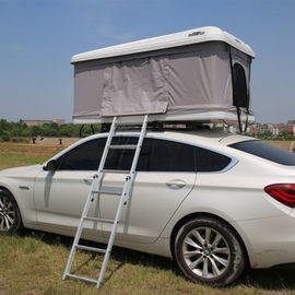Les locations 4x4 blanches dans la voiture de l'Islande couvrent la tente pour de petits véhicules/contrat SUVS fournisseur