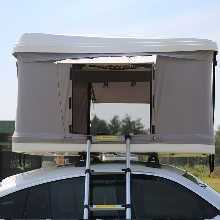 Les locations 4x4 blanches dans la voiture de l'Islande couvrent la tente pour de petits véhicules/contrat SUVS fournisseur